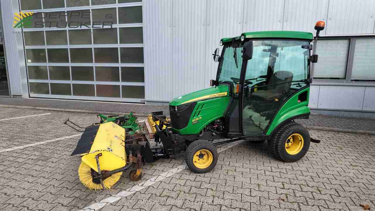 John Deere 1026R mit Anbaugeräten gebraucht – Traktor – Baujahr 2012 – Produktbild 3