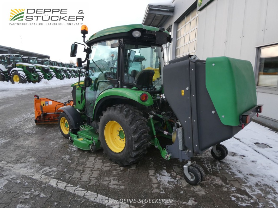 John Deere 3046R mit Mähwerk+Grasaufnahme gebraucht – Traktor – Baujahr 2022 – Produktbild 4
