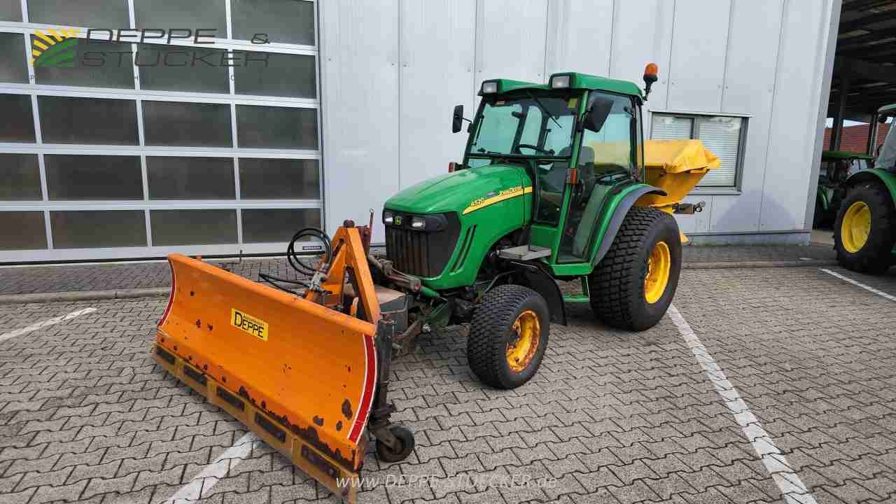 John Deere 4520 mit Anbaugeräten gebraucht