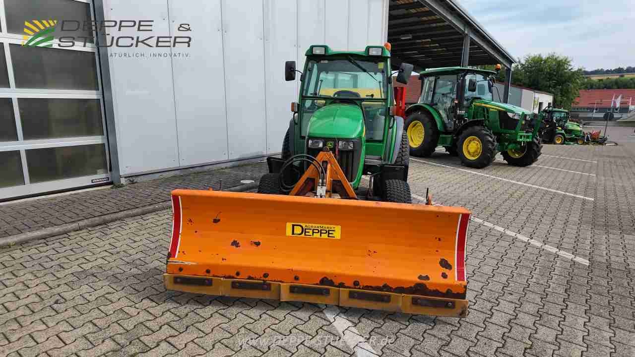 John Deere 4520 mit Anbaugeräten gebraucht – Kommunaltraktor – Baujahr 2005 – Produktbild 8