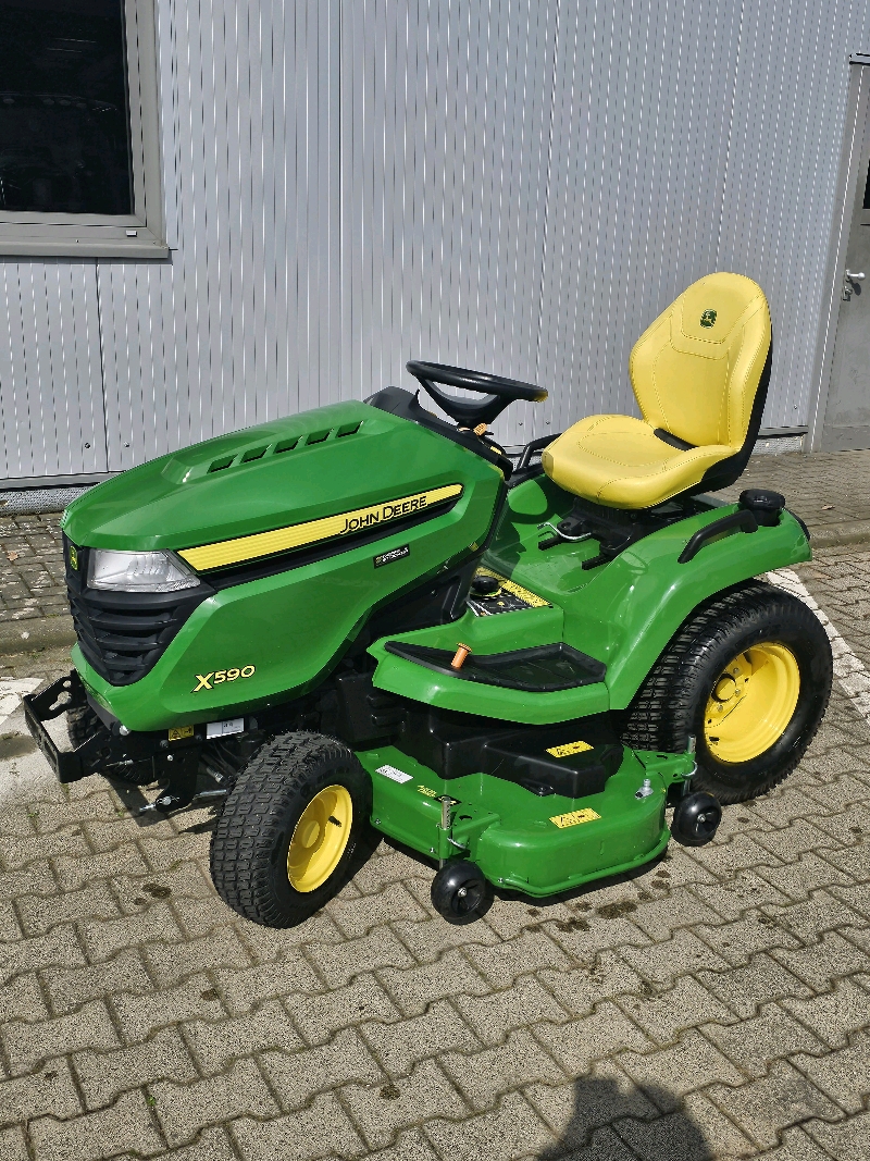 John Deere X590 gebraucht – Rasentraktor – Baujahr 2023 – Produktbild 3