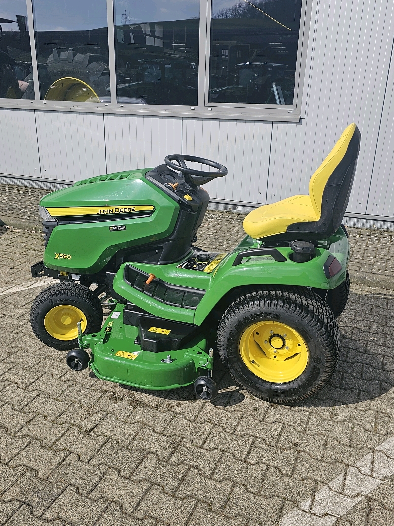John Deere X590 gebraucht – Rasentraktor – Baujahr 2023 – Produktbild 4