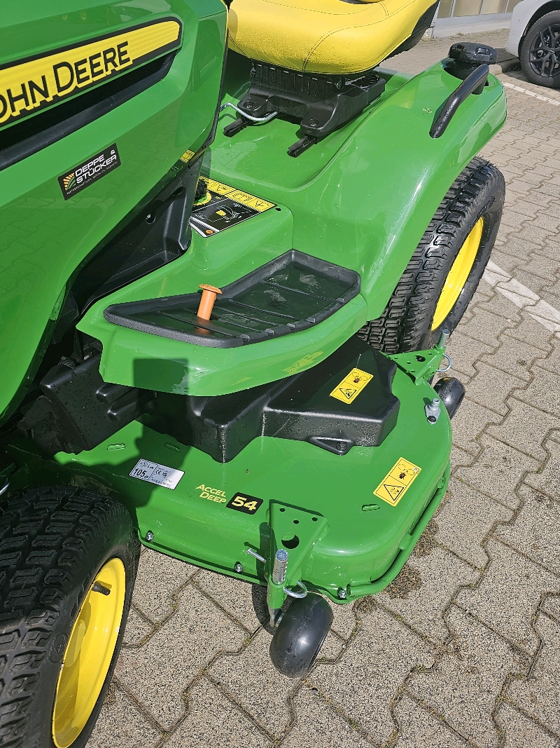 John Deere X590 gebraucht – Rasentraktor – Baujahr 2023 – Produktbild 6