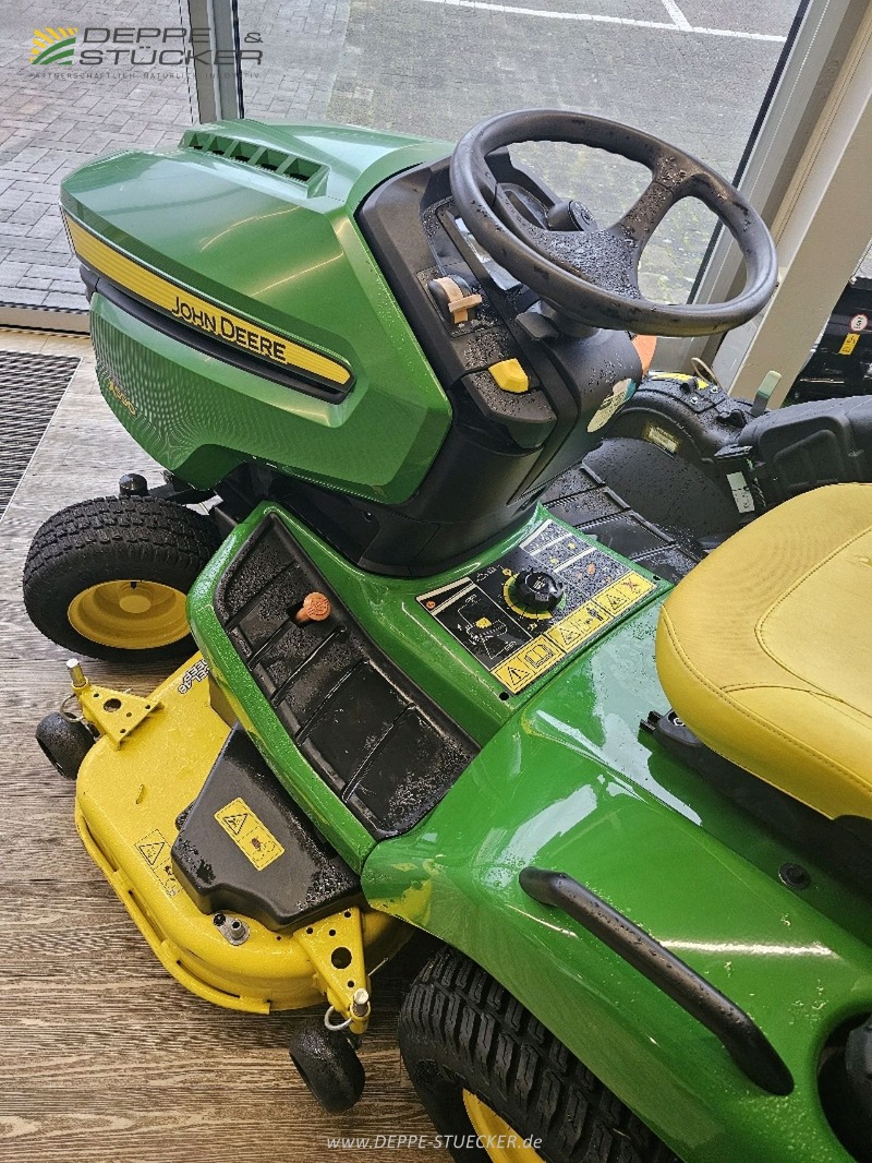 John Deere X590 mit GA gebraucht – Rasentraktor – Baujahr 2023 – Produktbild 4