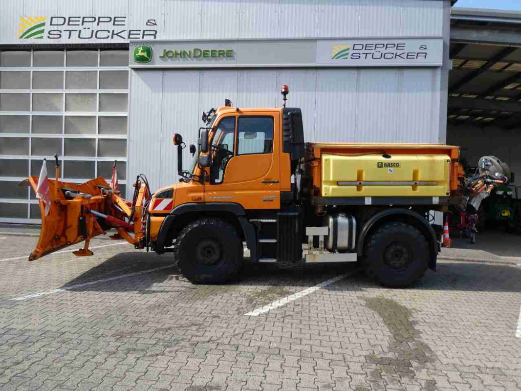 Mercedes-Benz Unimog U318 mit Schild+Streuer gebraucht – Kommunalfahrzeug – Baujahr 2014 – Produktbild 1
